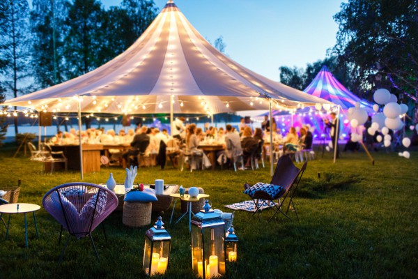 evenement, event, white, wit, op locatie, bruiloft, buiten, outdoor, tent, zomer, droog, lichtjes, sfeer, sfeervol, tafels, stoelen, gras, tuinfeest, tuin, ontzorgen, wedding, memorable, gebeurtenis, bruidspaar, dag, ervaren, vergeten, ceremonie, diner, f