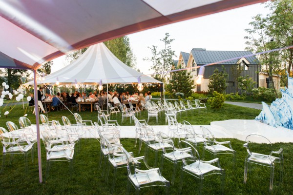 evenement, event, white, wit, op locatie, bruiloft, buiten, outdoor, tent, zomer, droog, lichtjes, sfeer, sfeervol, tafels, stoelen, gras, tuinfeest, tuin, ontzorgen, wedding, memorable, gebeurtenis, bruidspaar, dag, ervaren, vergeten, ceremonie, diner, f