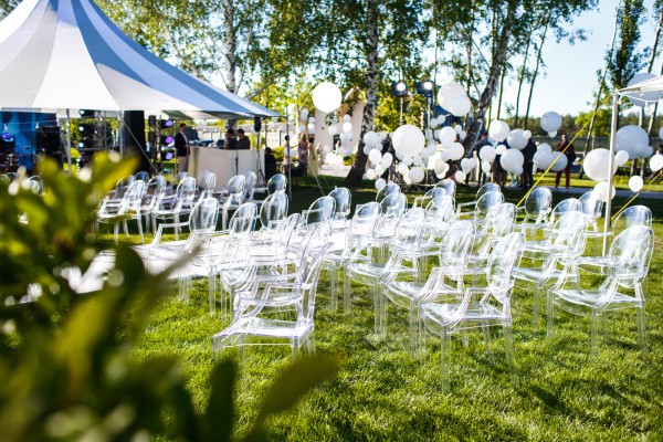 evenement, event, white, wit, op locatie, bruiloft, buiten, outdoor, tent, zomer, droog, lichtjes, sfeer, sfeervol, tafels, stoelen, gras, tuinfeest, tuin, ontzorgen, wedding, memorable, gebeurtenis, bruidspaar, dag, ervaren, vergeten, ceremonie, diner, f