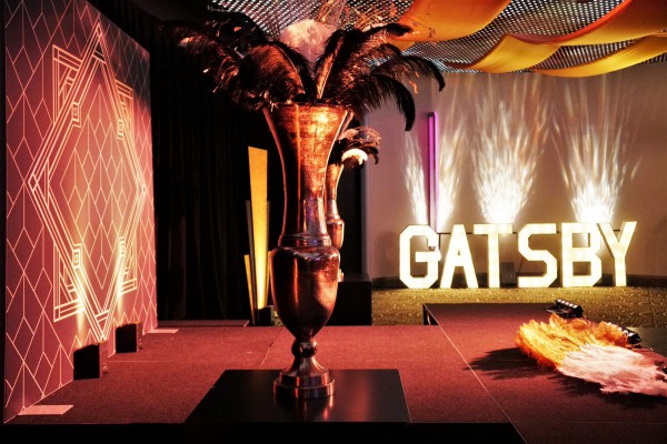 great gatsby, gatsby, great, roaring 20-ties, charleston, New York, privacy, evenement, event, thema, goud, zwart, zilver, pluim, decor, aankleding, tafelaankleding, feest, prive, op locatie, champagne, ontzorgen, privefeest, corporate, themafeest, entert